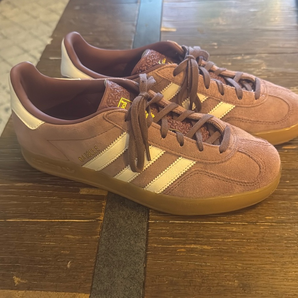 Women’s Adidas Gazelle size 8.5, runs a size larger great new condition